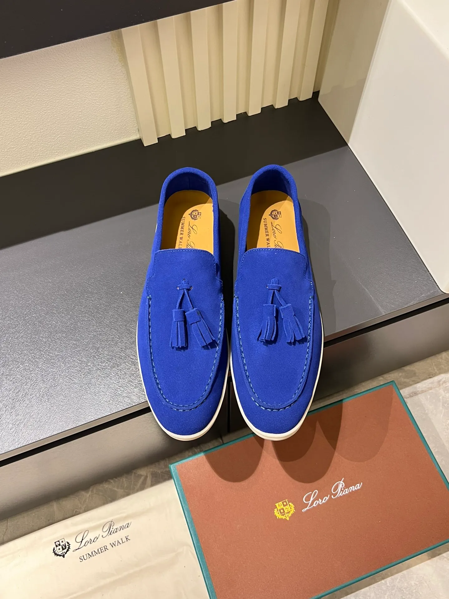 Men's shoes 💰p360 "Loro men's shoes 💰pian'*" Classic L men's shoes for couples 💰p Top version British flat loafers, a must-have item in old money style, the minimalist design is eye-catching and durable, a plus point for dressing The soft foot feel and texture are outstanding. They don’t scratch your feet and are very nice. They are matched with soft and waxy soles. They can be worn daily for a long time without getting tired. They are easy to wear, versatile and classic items, with perfect foot feel and texture! Imported cashmere fabric, the lining is made of imported A-grade water-dyed cow lining, the top version of the genuine leather midsole is sewn with pure handmade mark thread! Size: Female 35-40 (34. Customized) Male 38-44 (45.46. Customized)